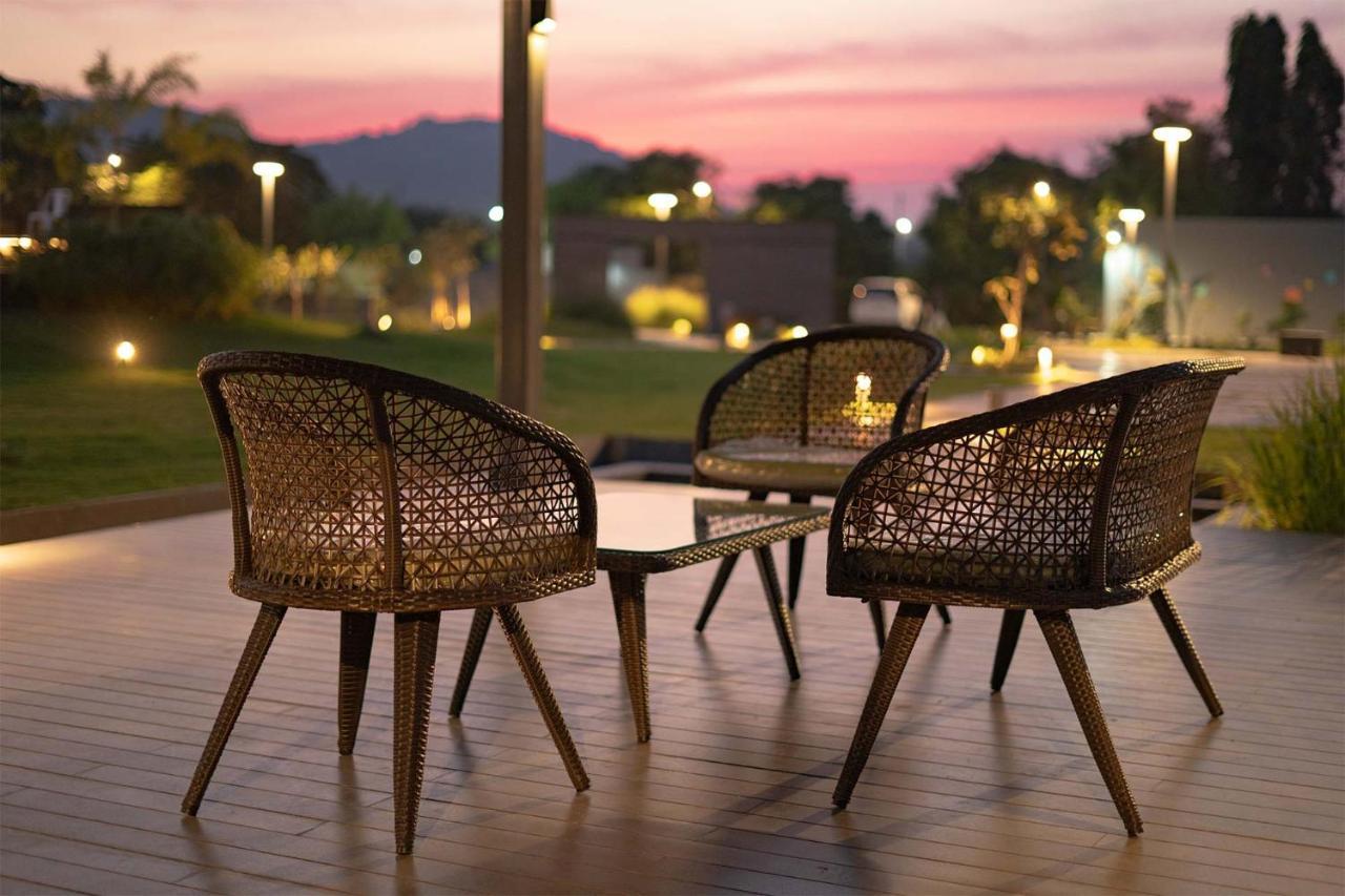 Stayvista'S Le Bon Horizon - Hillside Elegance With Chic Interiors, Poolside Serenity & Picturesque Gazebo - Proximity To Sula Нашик Екстериор снимка