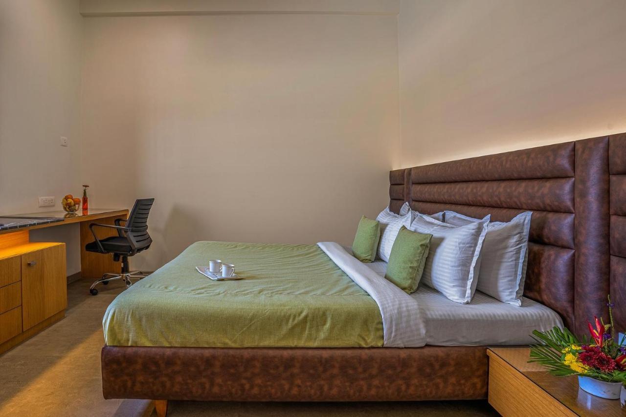 Stayvista'S Le Bon Horizon - Hillside Elegance With Chic Interiors, Poolside Serenity & Picturesque Gazebo - Proximity To Sula Нашик Екстериор снимка