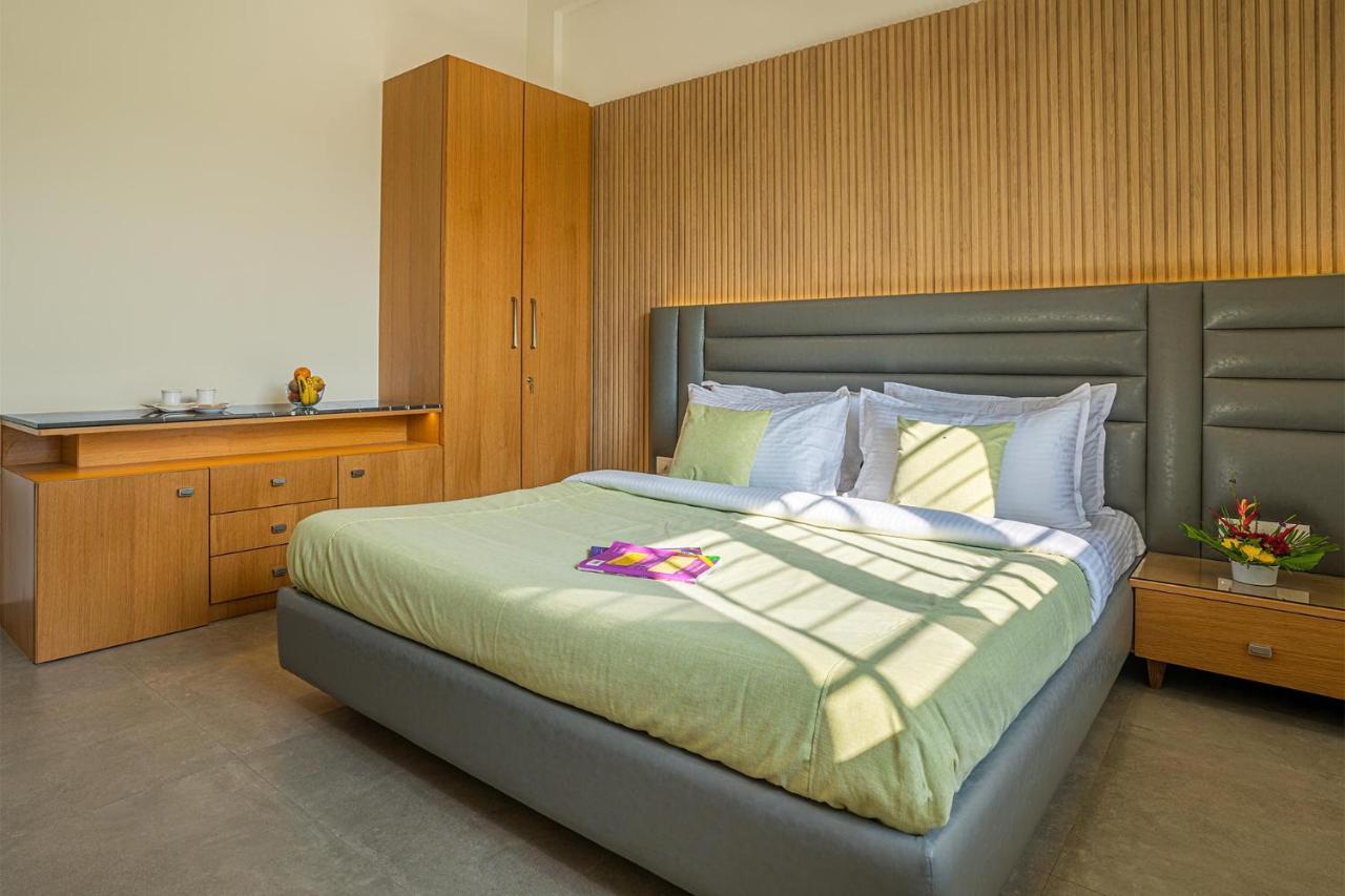 Stayvista'S Le Bon Horizon - Hillside Elegance With Chic Interiors, Poolside Serenity & Picturesque Gazebo - Proximity To Sula Нашик Екстериор снимка