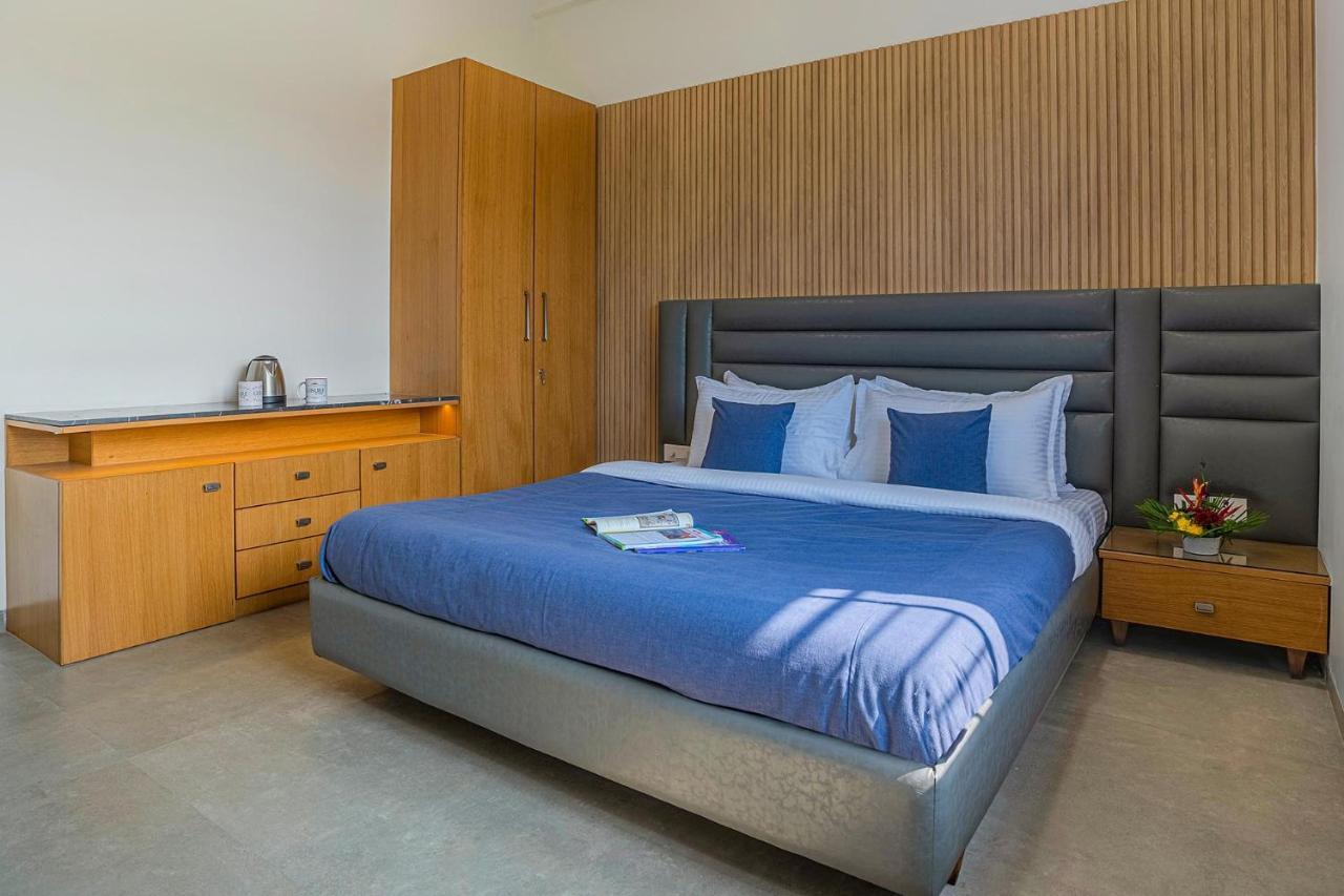 Stayvista'S Le Bon Horizon - Hillside Elegance With Chic Interiors, Poolside Serenity & Picturesque Gazebo - Proximity To Sula Нашик Екстериор снимка