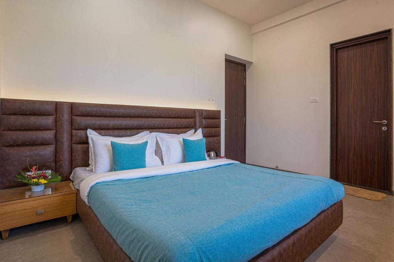 Stayvista'S Le Bon Horizon - Hillside Elegance With Chic Interiors, Poolside Serenity & Picturesque Gazebo - Proximity To Sula Нашик Екстериор снимка