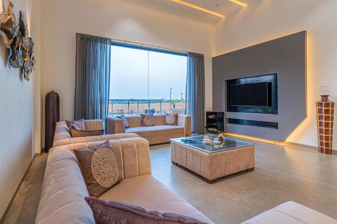 Stayvista'S Le Bon Horizon - Hillside Elegance With Chic Interiors, Poolside Serenity & Picturesque Gazebo - Proximity To Sula Нашик Екстериор снимка